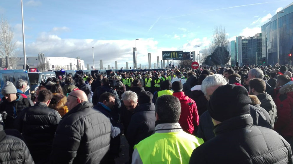 El colectivo de taxistas concentrado frente a IFEMA coincidiendo con la inauguración de Fitur. Foto: Europa Press