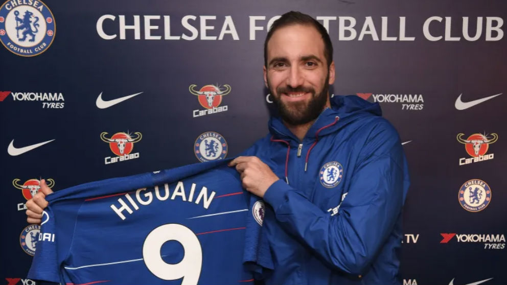 Gonzalo Higuaín posa con la camiseta del Chelsea. (Chelsea)