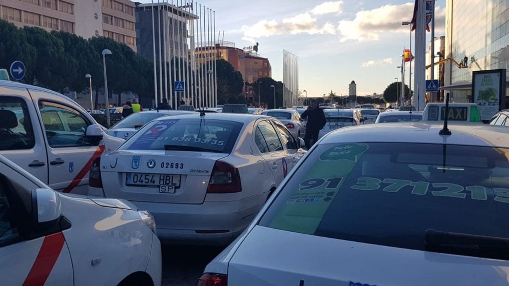 Los taxistas bloquean con sus vehículos las calles más cercanas a IFEMA donde se celebra Fitur 2019. Foto: Europa Press