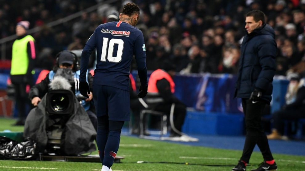 Neymar se marcha cabizbajo tras su lesión. (AFP)