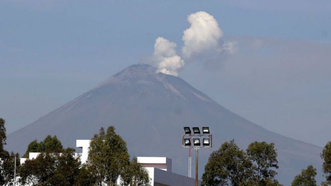 Una explosión en el volcán Popocatépetl de México hace que escupa una columna de cenizas de más de 4 km