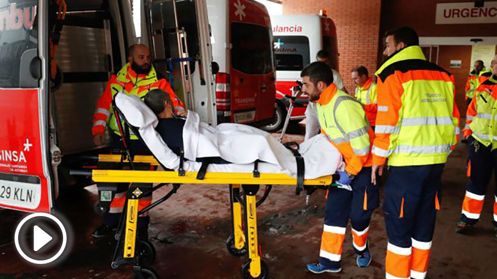 Operarios de un hospital de Astuarias evacuando a los enfermos por el temporal. Foto: EFE