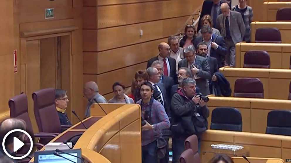 El PSOE abandonando este jueves el Pleno del Senado después de que Cosidó (PP) tomara la palabra.