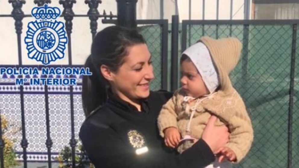 Dos policías salvan la vida a una bebé de 14 meses