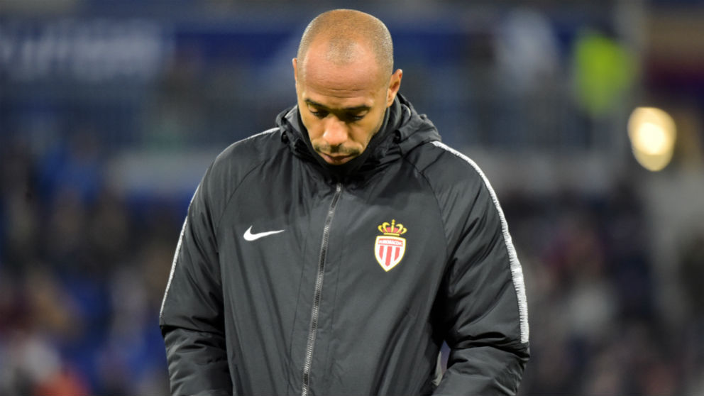 Thierry Henry, cabizbajo durante un partido con el Mónaco. (AFP)