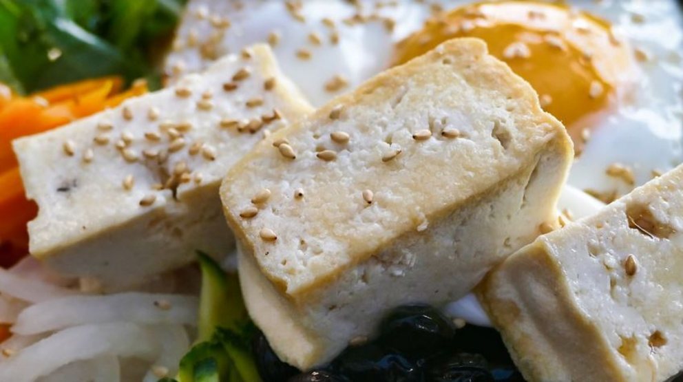 El tofu es un derivado de la soja y aporta una gran cantidad de proteínas de alto valor biológico.