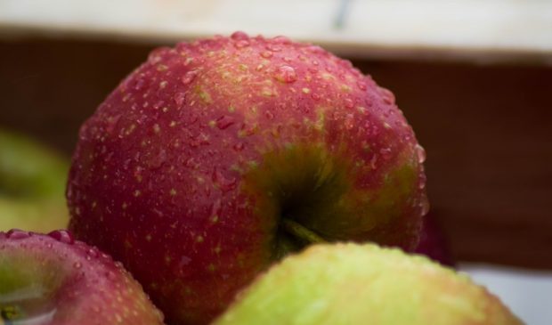 Manzanas asadas con avena y nueces al microondas, receta de postre sin azúcar 