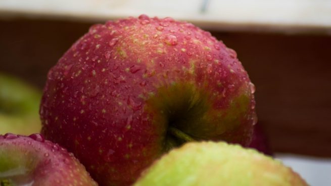 Manzanas asadas con avena y nueces al microondas, receta de postre sin azúcar