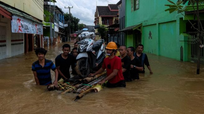 Las inundaciones por las lluvias en Indonesia dejan al menos 59 muertos y 25 desaparecidos
