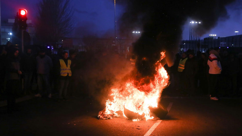 Un grupo de taxistas en huelga queman neumáticos en los alrededores de IFEMA. Foto: Europa Press