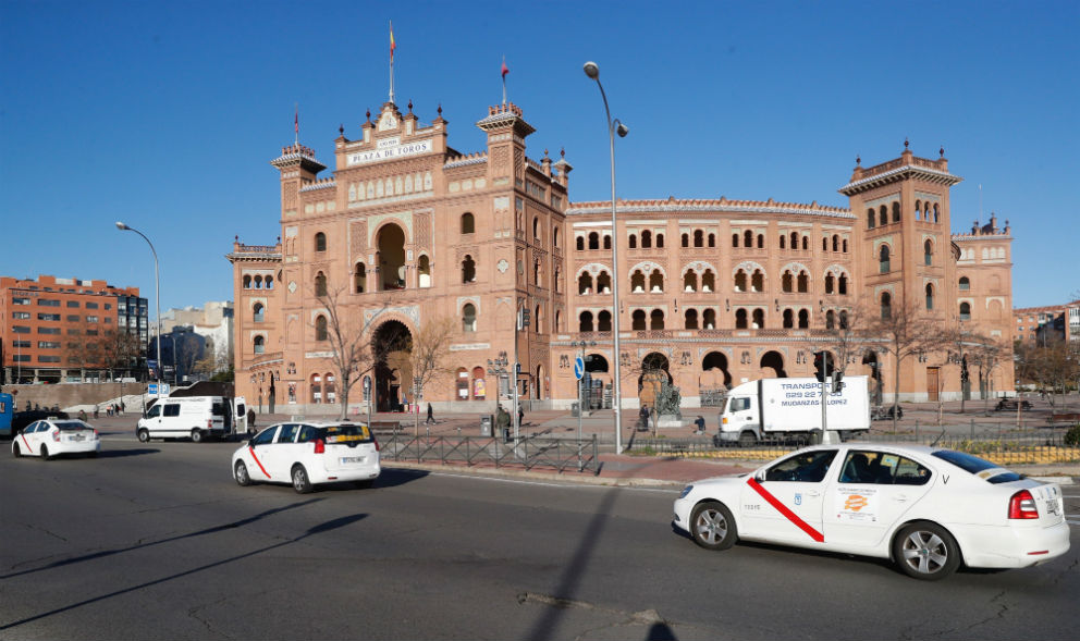 Protesta de taxistas frente a la plaza de Las Ventas de Madrid