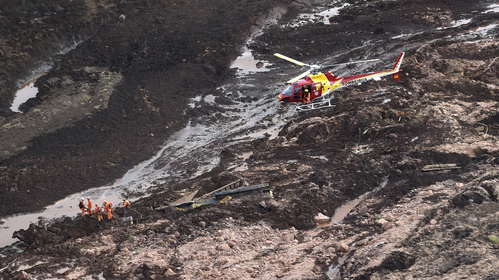 Un helicóptero sobrevuela el lugar de la tragedia (Foto: AFP).