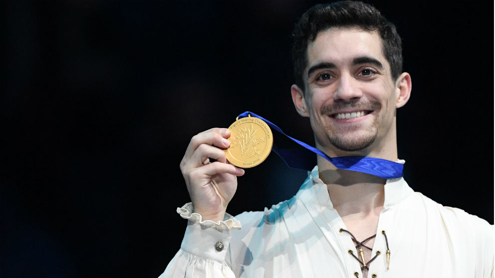 Javier Fernández posa con la medalla de Oro de su séptimo Europeo. (AFP)