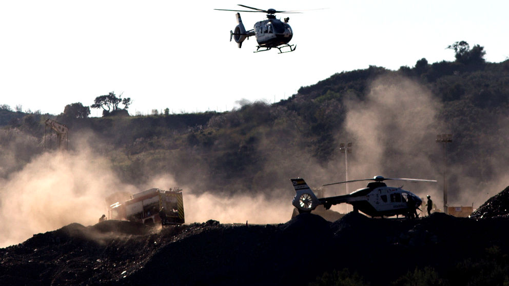 Un helicóptero se dispone a aterrizar junto al lugar en el que se desarrollaban las labores de rescate de Julen (EFE/Daniel Pérez).