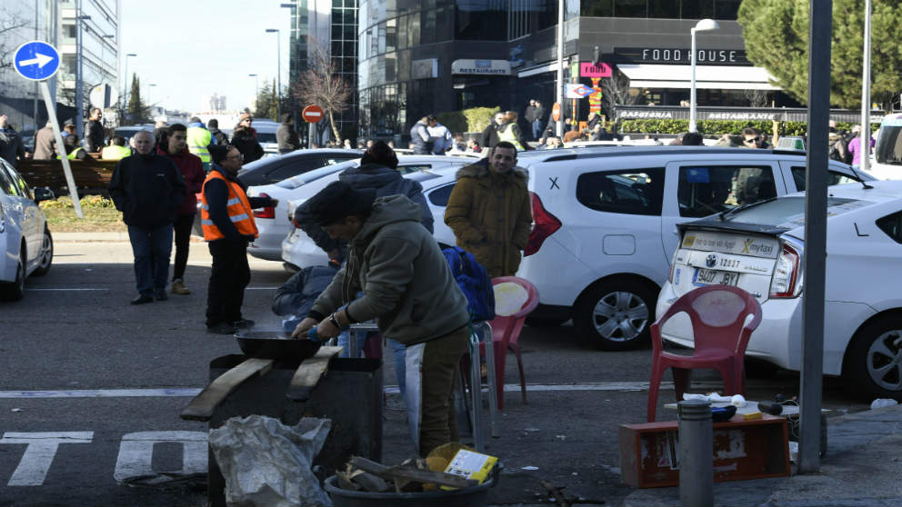 La sexta jornada de huelga del taxi acoge una paella. EFE