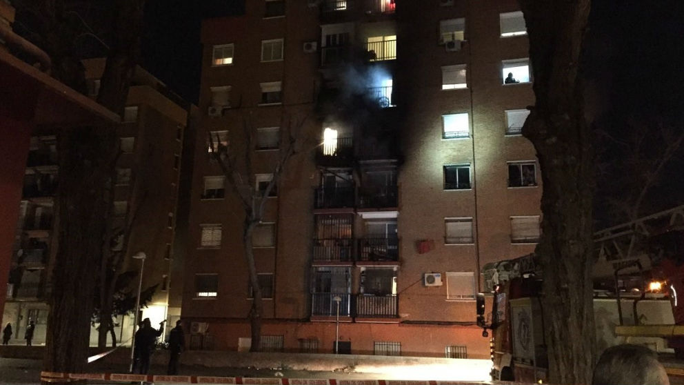 Los bomberos actuando en el incendio de un piso en Puente de Vallecas. Foto: Europa Press