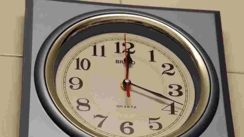 Las famosas manecillas del reloj.