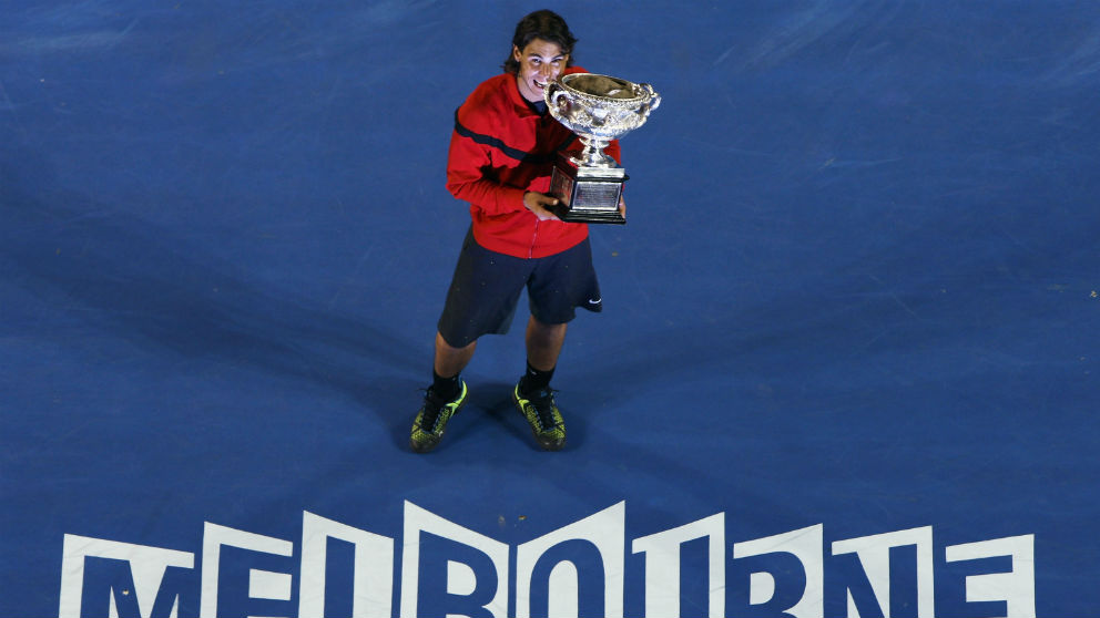 Nadal posa con el trofeo que le coronó ganador del Open de Australia 2009. (Getty)
