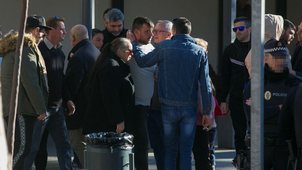 Los padres de Julen acompañados por los vecinos. Foto: EFE