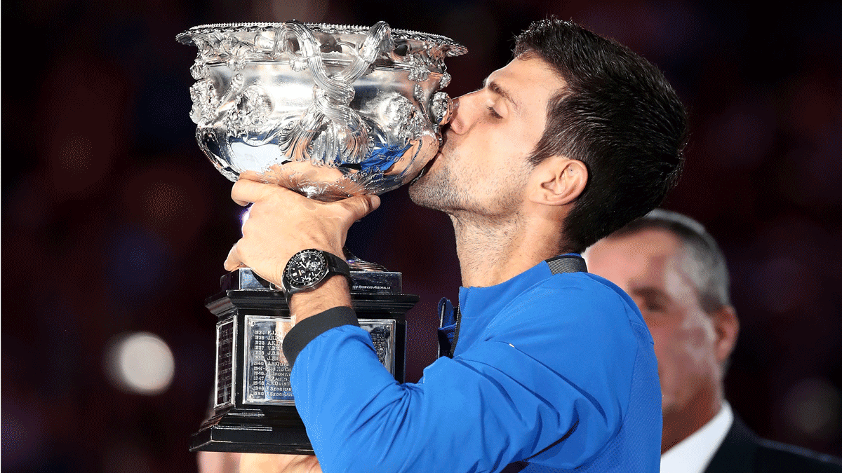 Djokovic-besa-el-trofeo-tras-conquistar-el-Abierto-de-Australia-(Getty)