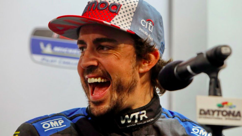 Fernando Alonso celebra en sala de prensa su triunfo en las 24 horas de Daytona. (Twitter)