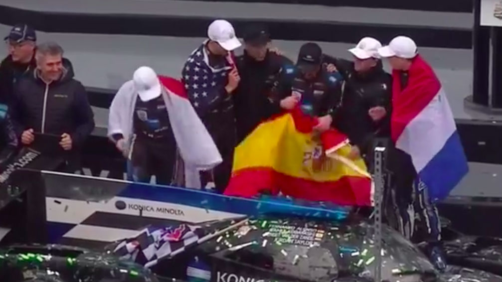 Fernando Alonso luce la bandera de España junto a sus compañeros de Cadillac.