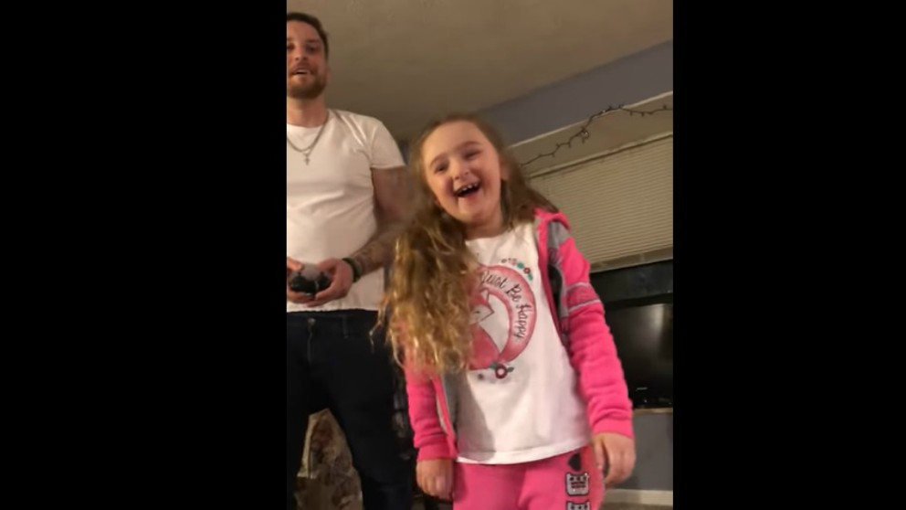 La singular manera de un padre de quitarle un diente a su hija