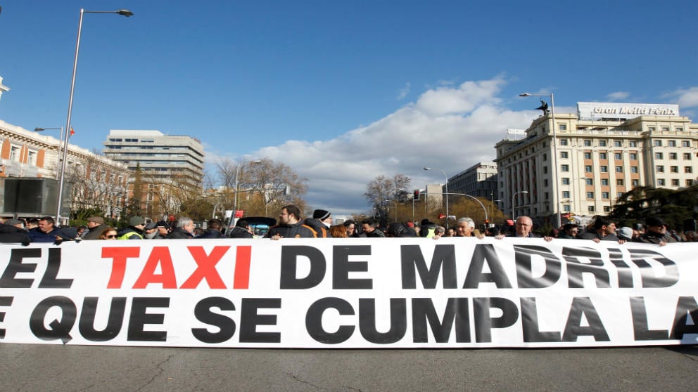 Los taxistas bloquean La Castellana. EFE