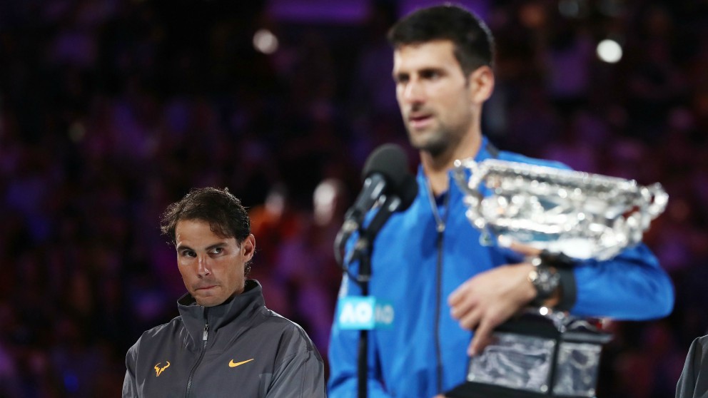 Nadal y Djokovic, en la ceremonia de entrega de trofeos del Open de Australia. (Getty)
