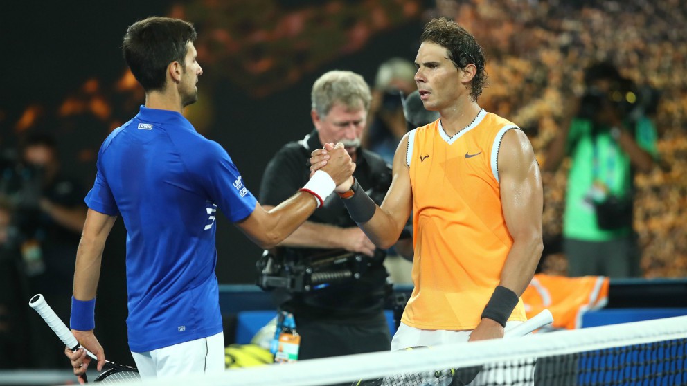 Nadal y Djokovic se saludan al término del partido. (Getty)