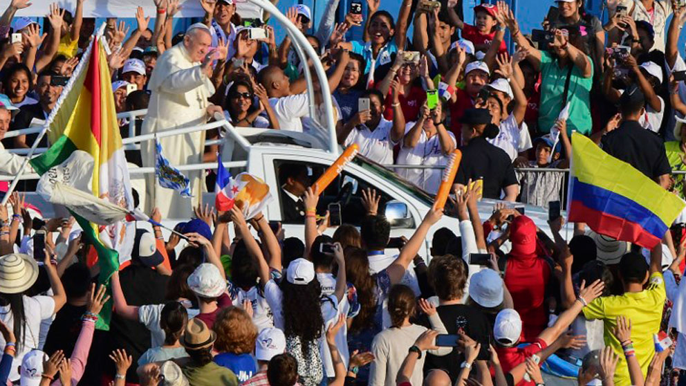 El Papa Francisco pasea en el papamóvil entre los jóvenes congregados para la JMJ Panamá. Foto: AFP