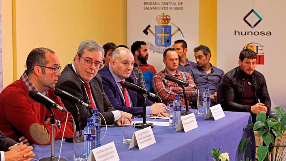 Los ocho integrantes de la Bigrada de Salvamento que participaron en el rescate del pequeño Julen 13 días después de haber caído 71 metros por un estrecho pozo situado en Totalán (Málaga), durante la rueda de prensa ofrecida este domingo en la sede de Hunosa, en Oviedo. Foto: EFE