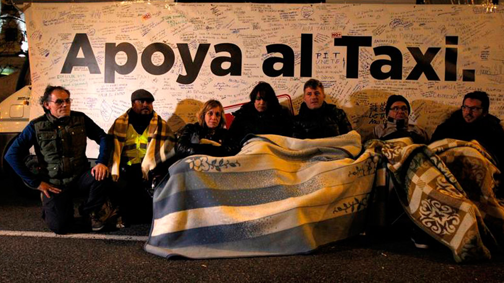 Taxistas en huelga de hambre acampados en el Paseo de la Castellana, en Madrid, para continuar sus protestas por la regulación de los vehículos de transporte con conductor (VTC), como Uber o Cabify. Foto: EFE