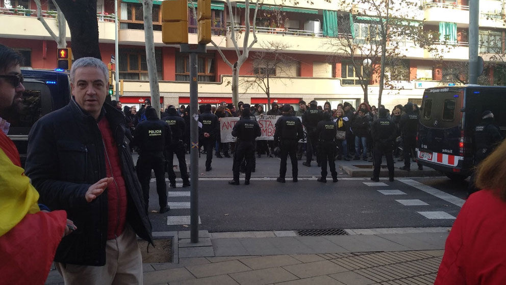 La Policía protege la carpa de VOX frente a un grupo de manifestantes. Foto: twitter