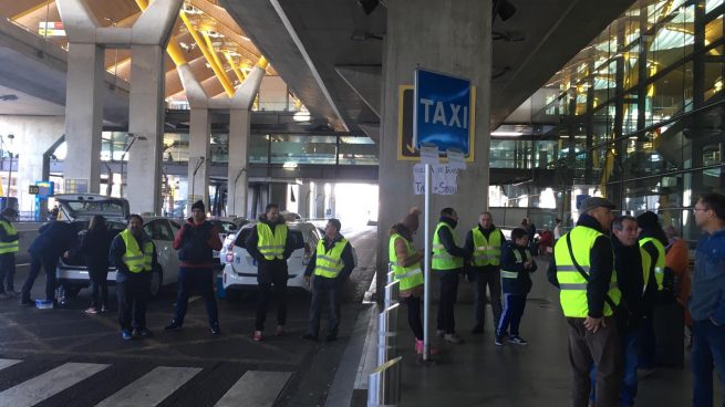 Movilizaciones de los taxistas en el aeropuerto de Madrid Barajas. OKDIARIO.