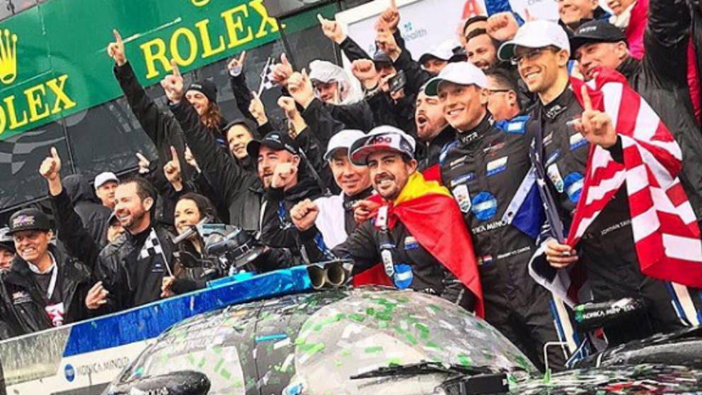 Fernando Alonso celebra con su equipo la victoria en las 24 horas de Daytona.