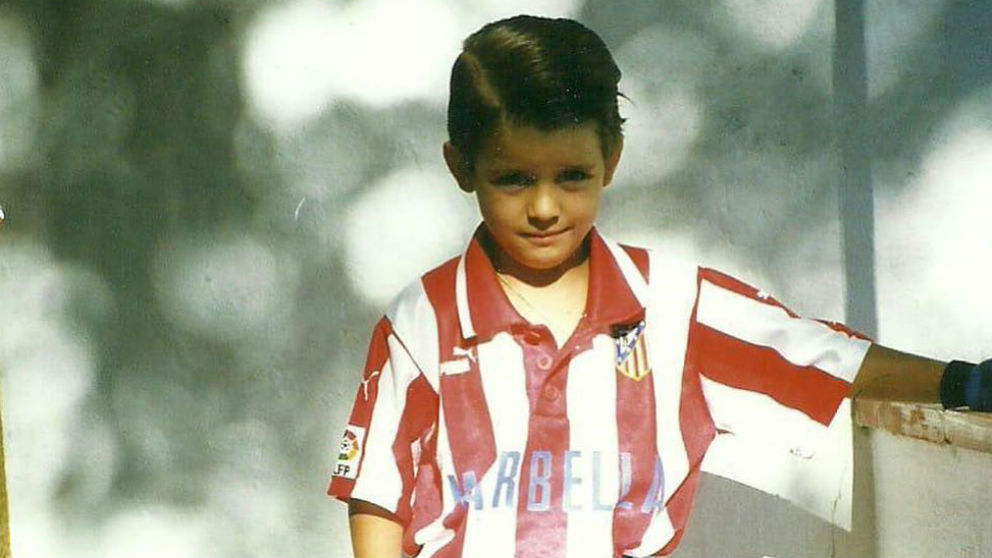 Álvaro Morata posa de niño con la equipación del Atlético de Madrid. (@alvaromorata)
