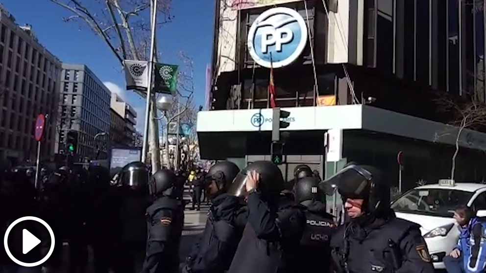 Cientos de taxistas cercan la sede del PP en Madrid