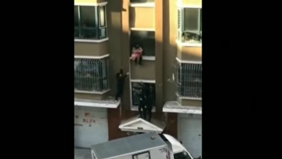 Repartidor de leche consigue rescatar a un bebé que caía desde un tercer piso