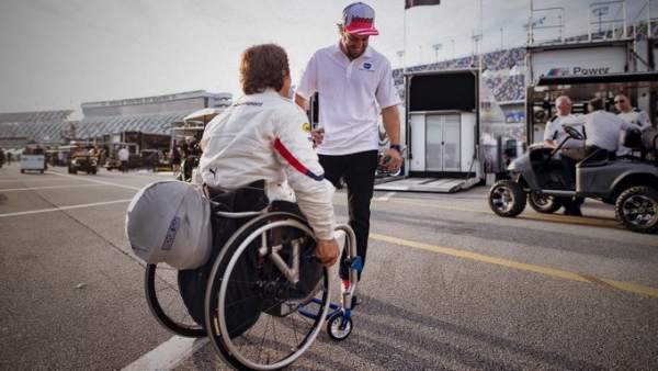 Fernando Alonso y Alex Zanardi hablan en las 24 horas de Daytona. (BMW)