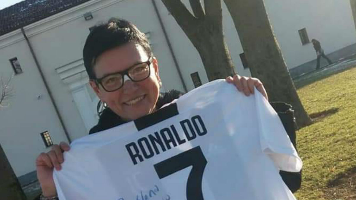 Cristiano Ronaldo mandó una camiseta a una aficionada de la Juventus a la que rompió las gafas y dañó en la nariz de un pelotazo (FB).