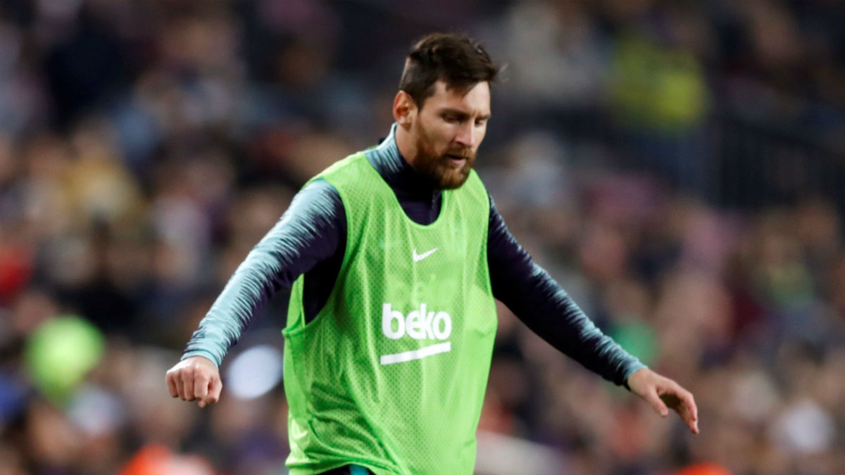 Leo Messi calienta durante el partido ante el Leganés en el Camp Nou (EFE).