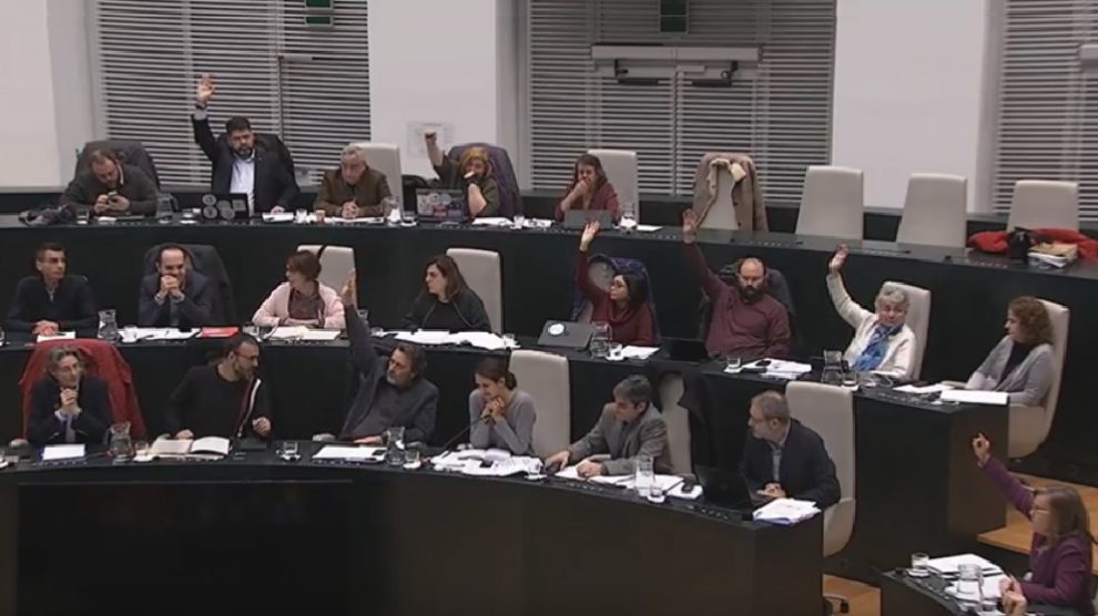 Los seis ediles de IU y Ganemos votando en contra de Carmena. (Foto. YouTube)