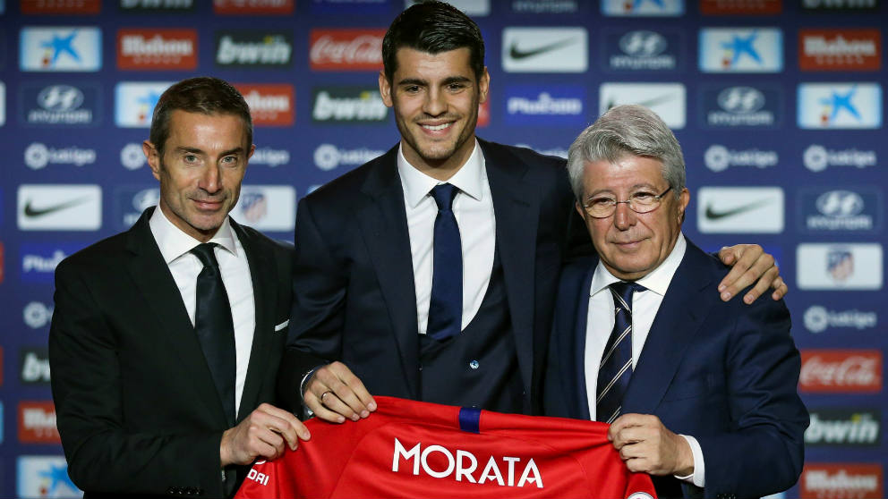 Morata, junto a Cerezo y Andrea Berta en su presentación con el Atlético. (EFE)