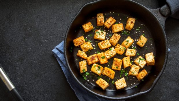 revuelto de tofu con guisantes