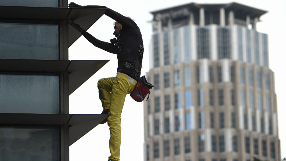 Alain Robert escaló una de las torres más altas de Manila. (AFP)