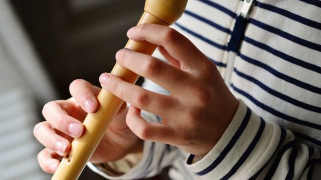 tocar flauta