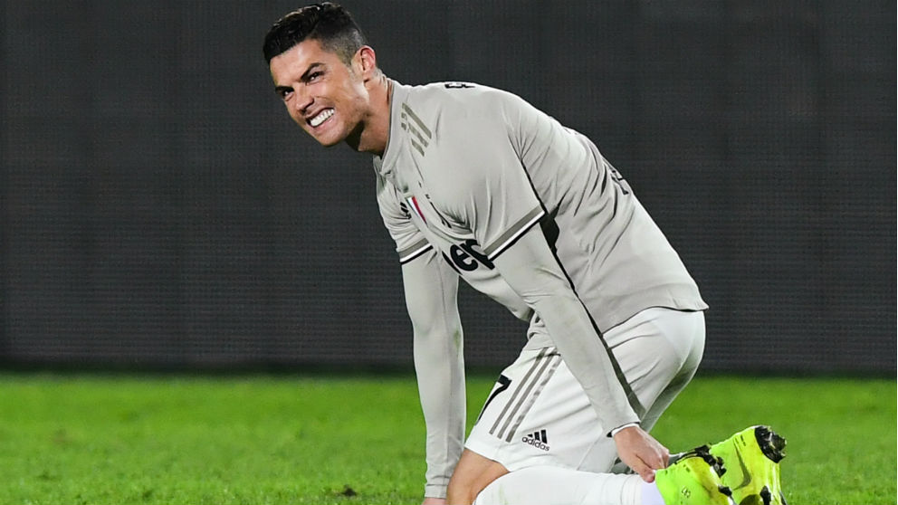 Cristiano Ronaldo se duele tras sufrir un golpe. (AFP)