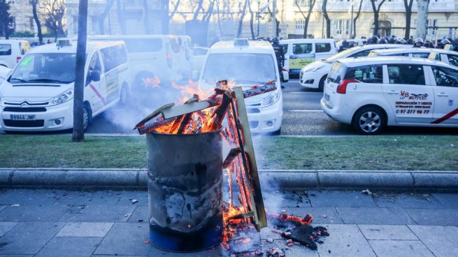 Un taxi quemado y otros 128 dañados en Madrid desde el inicio de la huelga