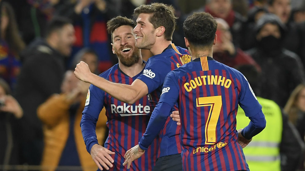 Sergi Roberto, Messi y Coutinho celebran el gol cuarto gol contra el Sevilla. (AFP)